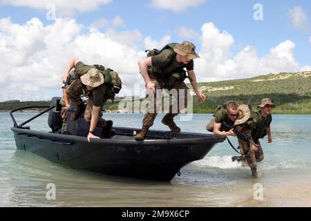 Il personale DEL corpo della Marina STATUNITENSE (USMC) presso la Kilo Company, 3rd battaglione, 25th Marines, salta da una Royal Dutch Marine Boat durante un'esercitazione di assalto in spiaggia sull'isola di Curacao durante l'addestramento bilaterale olandese. La formazione bilaterale è uno scambio cooperativo annuale tra le riserve dell'USMC e il Royal Netherlands Marine Corps (RNMC). Paese: Antille Olandesi (ANT) Foto Stock