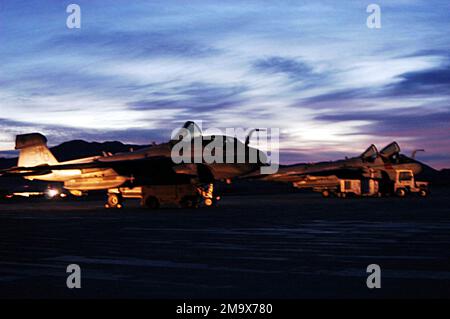 Il sole sorge su due US Marine Corps (USMC) EA-6B Prowlers, Marine Tactical Electronic Warfare Squadron-3 (VMAQ-3), Moondogs, Marine Corps Air Station (MCAS) Cherry Point, North Carolina (NC), a Twentynine Palms California (CA). VMAQ-3 opera presso l'EAF a sostegno dell'esercizio Combined Arms Exercise (CAX). Base: MCAGCC, Twentynine Palms Stato: California (CA) Paese: Stati Uniti d'America (USA) Foto Stock