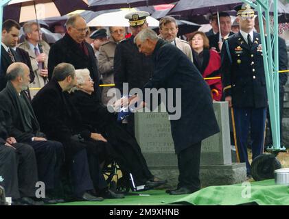 040224-N-6213R-011. [Complete] Scene Caption: Durante la sepoltura militare completa onorificenze per US Navy (USN) Ammiraglio (ADM) Thomas H. Moorer al cimitero nazionale di Arlington, la signora Carrie Moorer riceve la National ENSIGN dal pensionato USN Vice Ammiral (VADM) Joe P. Moorer, ADM Moorers sopravvissuto fratello. USN ADM Moorer, laureato nella classe Naval Academy del 1933, ha continuato a servire come CAPO delle operazioni Navali (CNO) dal 1967 al 1970, dopo di che è stato nominato Presidente dei Capi di STATO maggiore (CJCS), incarico che ha ricoperto fino al suo pensionamento nel 1974. Un ex aviatore navale, USN ADM Moorer ha guadagnato molti p Foto Stock