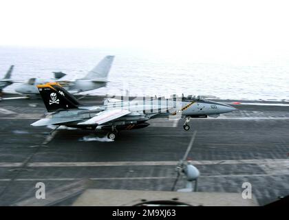 040224-N-7695R-002. Base: USS John F. Kennedy (CV 67) Nazione: Oceano Atlantico (AOC) Foto Stock