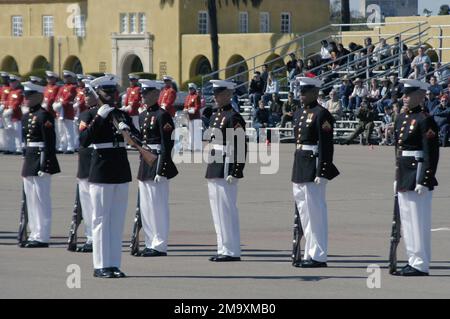Il Silent Drill Platoon del corpo della Marina statunitense (USMC) si esibisce di fronte ai civili seduti negli stand di revisione durante la Battle Colors Ceremony tenutasi presso il Marine Corps Recruit Depot (MCRD) di San Diego, California (CA). Base: USMC Recruit Depot, San Diego Stato: California (CA) Paese: Stati Uniti d'America (USA) Foto Stock