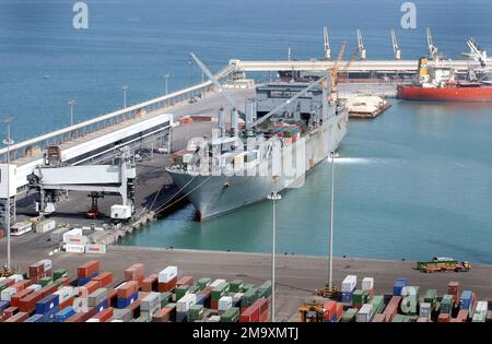 Una nave militare del comando Sealift (MSC) Bob Hope Class Large, Medium-speed, roll-on/roll-off (T-AKR) legata al molo al porto di Mina Ash-Shuaibah, Kuwait, per partecipare alle rotazioni di truppe dall'Iraq durante l'operazione IRACHENA LIBERTÀ. MSC è il fornitore di trasporto per il Dipartimento della Difesa con la responsabilità di fornire il trasporto marittimo strategico e oceanico per tutte le forze militari all'estero. Subject Operation/Series: IRAQI FREEDOM base: Mina Ash-Shu'Aibah Paese: Kuwait (KWT) Foto Stock