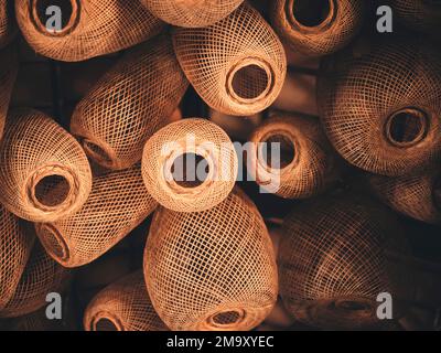 Wicker per fare appendere le luci lampada. Artigianato in vimini sono ampiamente utilizzati soffitto. In Thailandia . copia spazio per il testo Foto Stock