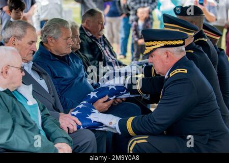 Dopo 72 anni, il PFC Kenneth Leroy Bridger è stato finalmente messo a riposo e la chiusura è stata data alla sua famiglia durante una cerimonia di onorificenza militare completa tenutasi a Twin Falls, Idaho, il 21 maggio. Bridger è stato segnalato mancante in azione il 30 novembre 1950, mentre servendo insieme ai suoi compagni di truppe statunitensi durante la guerra contro la Corea del Nord. I resti di Bridger sono stati identificati il 26 gennaio 2022. Bridger aveva appena 17 anni quando era scomparso ed era membro della Compagnia K, 3rd Battaglione, 31st Regimento della Fanteria, 7th Divisione Fanteria. Si è arruolato negli Stati Uniti Esercito da Colville, Washington, ma i suoi resti Foto Stock