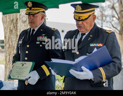 Dopo 72 anni, il PFC Kenneth Leroy Bridger è stato finalmente messo a riposo e la chiusura è stata data alla sua famiglia durante una cerimonia di onorificenza militare completa tenutasi a Twin Falls, Idaho, il 21 maggio. Bridger è stato segnalato mancante in azione il 30 novembre 1950, mentre servendo insieme ai suoi compagni di truppe statunitensi durante la guerra contro la Corea del Nord. I resti di Bridger sono stati identificati il 26 gennaio 2022. Bridger aveva appena 17 anni quando era scomparso ed era membro della Compagnia K, 3rd Battaglione, 31st Regimento della Fanteria, 7th Divisione Fanteria. Si è arruolato negli Stati Uniti Esercito da Colville, Washington, ma i suoi resti Foto Stock