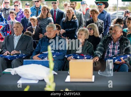 Dopo 72 anni, il PFC Kenneth Leroy Bridger è stato finalmente messo a riposo e la chiusura è stata data alla sua famiglia durante una cerimonia di onorificenza militare completa tenutasi a Twin Falls, Idaho, il 21 maggio. Bridger è stato segnalato mancante in azione il 30 novembre 1950, mentre servendo insieme ai suoi compagni di truppe statunitensi durante la guerra contro la Corea del Nord. I resti di Bridger sono stati identificati il 26 gennaio 2022. Bridger aveva appena 17 anni quando era scomparso ed era membro della Compagnia K, 3rd Battaglione, 31st Regimento della Fanteria, 7th Divisione Fanteria. Si è arruolato negli Stati Uniti Esercito da Colville, Washington, ma i suoi resti Foto Stock