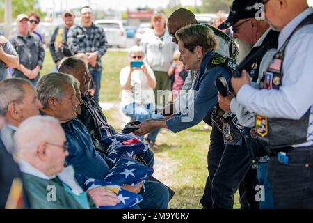 Dopo 72 anni, il PFC Kenneth Leroy Bridger è stato finalmente messo a riposo e la chiusura è stata data alla sua famiglia durante una cerimonia di onorificenza militare completa tenutasi a Twin Falls, Idaho, il 21 maggio. Bridger è stato segnalato mancante in azione il 30 novembre 1950, mentre servendo insieme ai suoi compagni di truppe statunitensi durante la guerra contro la Corea del Nord. I resti di Bridger sono stati identificati il 26 gennaio 2022. Bridger aveva appena 17 anni quando era scomparso ed era membro della Compagnia K, 3rd Battaglione, 31st Regimento della Fanteria, 7th Divisione Fanteria. Si è arruolato negli Stati Uniti Esercito da Colville, Washington, ma i suoi resti Foto Stock