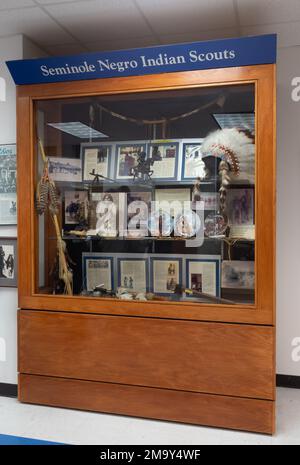 Mostra caso con foto, un indirizzo, tomahawks, e cartelloni didattici sui Seminole Indian Scout. Il display si trova nel Buffalo Sol Foto Stock