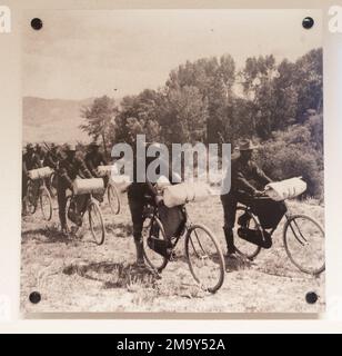 Seppia vintage Fotografia di un gruppo di soldati afro-americani in bicicletta con le loro bedoll sul manubrio. Buffalo Soldiers National Museum Foto Stock