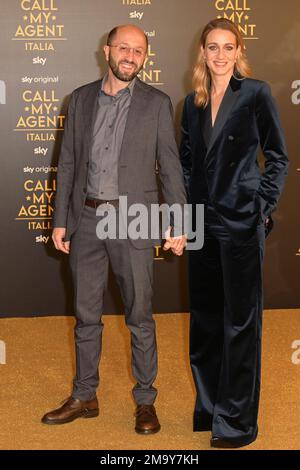 Roma, Italia. 18th Jan, 2023. Gianni Daddario (L) e Sara Drago (R) partecipano al tappeto d'oro della prima serie Sky "Call my Agent Italia" al cinema Space moderno. Credit: SOPA Images Limited/Alamy Live News Foto Stock