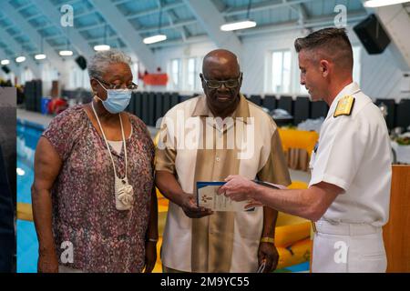 220521-N-HV010-1154 SAN DIEGO, (21 maggio 2022) ADM posteriore Charles W. Brown, Capo delle informazioni della Marina (CHINFO), Postumo presenta la Medaglia Navy and Marine Corps ai membri della famiglia di Mess Attendant 1st Class Charles Jackson French durante una cerimonia di dedicazione in piscina tenuta presso la piscina di addestramento del nuotatore di salvataggio di superficie presso il Naval Aviation Schools Command Swim Site (NASC), presso la base navale di San Diego, 21 maggio 2022. L’evento ha ufficialmente segnato la dedicazione e la denominazione del pool di formazione della NASC al “Charles Jackson French Training Pool”. Foto Stock