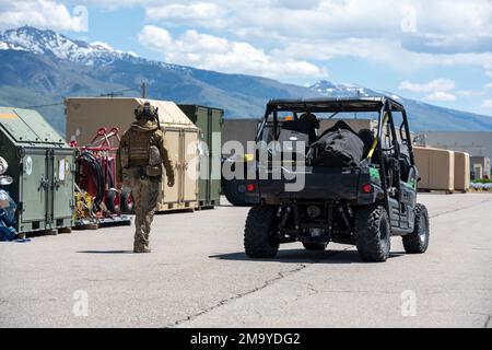 Ordinanza esplosiva Disposi gli Airmen della base aerea di Mountain Home, Idaho, si preparano a disassemblare ed eliminare un'ordinanza non esplosa simulata come parte dell'esercitazione Raging Gunfighter 22-2 alla base dell'aeronautica militare di Hill, Utah, 21 maggio 2022. Raging Gunfighter si basa su esercizi come PACIFIC IRON e Raging Gunfighter da 22-0 a 22-1,5 e verifica la capacità dell'ala di esercitare le capacità dell'ala guida. Foto Stock