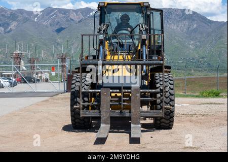 Ordinanza esplosiva Disposi gli Airmen della base aerea di Mountain Home, Idaho, si preparano a disassemblare ed eliminare un'ordinanza non esplosa simulata come parte dell'esercitazione Raging Gunfighter 22-2 alla base dell'aeronautica militare di Hill, Utah, 21 maggio 2022. Raging Gunfighter si basa su esercizi come PACIFIC IRON e Raging Gunfighter da 22-0 a 22-1,5 e verifica la capacità dell'ala di esercitare le capacità dell'ala guida. Foto Stock