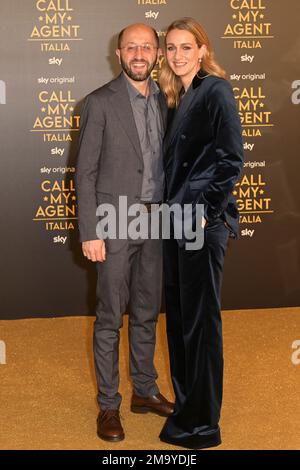 Roma, Italia. 18th Jan, 2023. Gianni Daddario (L) e Sara Drago (R) partecipano al tappeto d'oro della prima serie Sky "Call my Agent Italia" al cinema Space moderno. (Foto di Mario Cartelli/SOPA Images/Sipa USA) Credit: Sipa USA/Alamy Live News Foto Stock