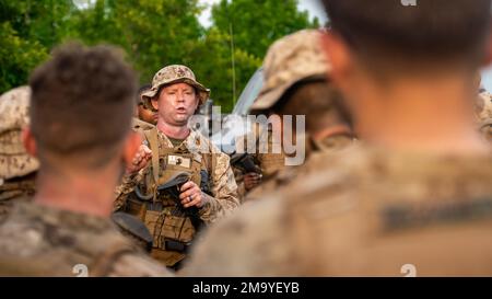 STATI UNITI Matthew Pierson, comandante della compagnia di Lima Company, 3rd battaglione, 23rd reggimento marino, si rivolge ai suoi Marines dopo un'escursione aziendale a Fort Campbell, Kentucky, 21 maggio 2022. La Lima Company si è riunita con altre unità dal 3/23 a Fort Campbell per un esercizio di prova della missione per prepararsi al prossimo esercizio di addestramento integrato (ITX) 4-22 nell'estate del 2022. La Marines of India Company e la Lima Company hanno condotto una formazione di manovra in tempo reale su una gamma progettata per simulare le aree di formazione in ITX. Foto Stock