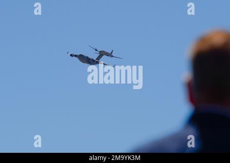 Un volo C-17 Globemaster III e C-54 Skymaster in formazione a Spanish Fork, Utah, 21 maggio 2022. Gli Stati Uniti Air Force Joint base Charleston-based C-17, recentemente ribattezzato "Spirit of the Candy Bomber", ha partecipato a una "caramella goccia" in celebrazione del leggendario pilota della seconda guerra mondiale, il Colonnello Gail Halverson, Meglio conosciuto come “Berlin Candy Bomber” o “Uncle Wiggly Wings” per aver lasciato caramelle ai bambini tedeschi durante il Berlin Airlift dal 1948 al 49. Foto Stock