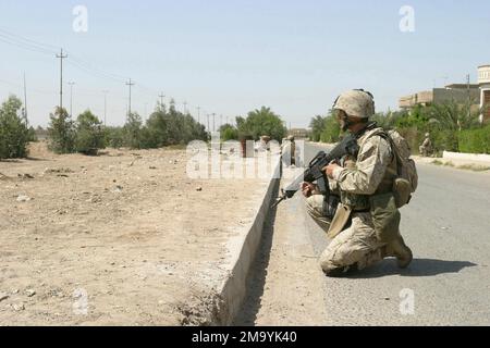 Corpi marini STATUNITENSI (USMC) i Marines assegnati alla Compagnia e, 2nd battaglione, 1st Regimento Marino, 1st Divisione Marina, armati di 5,56mm fucili M16A2 istituiscono un perimetro mentre pattugliano le strade di Fallujah, Iraq, alla ricerca di terroristi responsabili di recenti attacchi alle forze della Coalizione durante l'operazione LIBERTÀ IRACHENA. Soggetto operativo/Serie: BASE PER LA LIBERTÀ IRACHENA: Fallujah Stato: Al Anbar Paese: Iraq (IRQ) Foto Stock