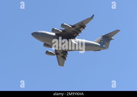 NEGLI STATI UNITI Air Force C-17 Globemaster III vola sulla forcella spagnola, Utah, 21 maggio 2022. Il C-17, con sede a Charleston, fu rinominato “Spirit of the Candy Bomber” in onore del pilota della seconda guerra mondiale, il Colonnello Gail Halverson, meglio conosciuto come “Berlin Candy Bomber” o “Uncle Wiggly Wings” per aver lasciato caramelle ai bambini tedeschi durante l’Airlift di Berlino dal 1948 al 49. Foto Stock