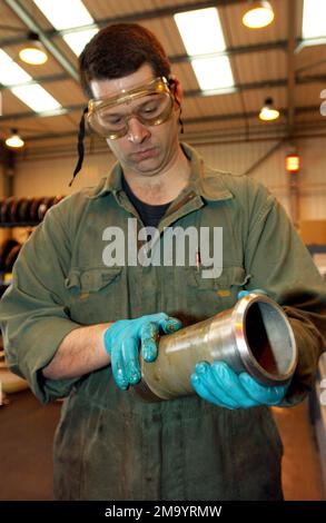 040413-F-9032T-011. [Completo] Scene Caption: US Air Force (USAF) STAFF Sergeant (SSGT) John Overby, Crewchief, 48th Equipment Maintenance Squadron (EMS), 48th Fighter Wing (FW), RAF (Royal Air Force) Lakenheath, Regno Unito (UK), lubrifica una lattina di cuscinetti per un complessivo ruota principale E. Il 48th EMS fornisce manutenzione a livello intermedio e organizzativo per tre squadroni da combattimento che supportano gli impegni del 48th FW, US Air Forces in Europe (USAFE), US European Command e NATO (North Atlantic Treaty Organization). Le responsabilità includono la manutenzione delle attrezzature di terra aerospaziali, strutturali Foto Stock