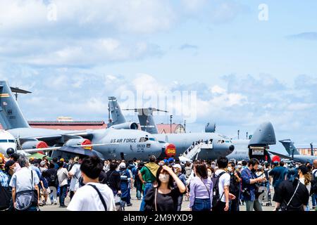 Gli ospiti del festival camminano intorno alla linea di volo interagendo con gli airman e visitando mostre statiche durante il Friendship Festival 2022 presso la base aerea di Yokota, Giappone, 22 maggio 2022. L'evento ha incarnato il vero spirito di amicizia, accogliendo più di 110.000 vicini giapponesi, condividendo le nostre culture attraverso cibo, musica e spettacoli. Foto Stock