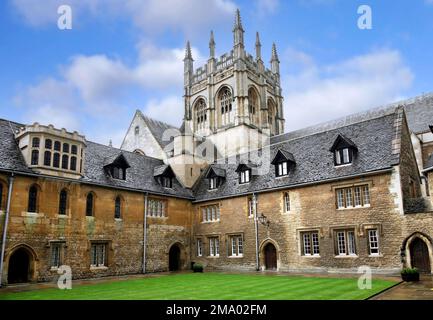 Oxford, Inghilterra - 2009 agosto: Un cortile medievale interno del Merton College, Università di Oxford, con la torre gotica della cappella sullo sfondo Foto Stock