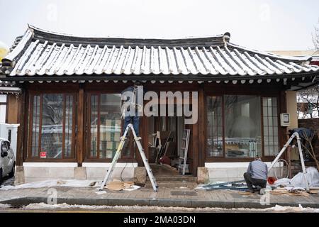 Seul, Corea. 21st Dec, 2022. Un negozio in stile Hanok in costruzione per restauri e restauri nel villaggio di Bukchon Hanok. Il villaggio di Bukchon Hanok è un quartiere unico e affascinante situato nel cuore di Seoul. Ospita molte case tradizionali in stile coreano, note come anoks, che sono state conservate o ricostruite per centinaia di anni. Il villaggio è costituito da vicoli tortuosi e da edifici tradizionali, molti dei quali sono aperti al pubblico come musei, centri culturali e tradizionali case da tè. E' un luogo perfetto per vedere e conoscere la tradizionale architettura coreana e cultu Foto Stock