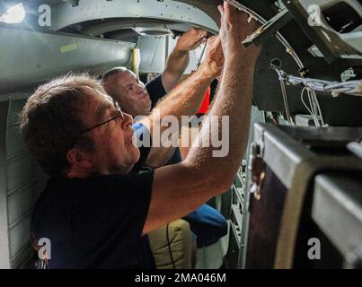 Bill Roundtree (di fronte) e Lee Dwiggens, Champaign Aviation Museum Volontaries, lavorano sul cablaggio 21 maggio 2022, nella sezione di coda di Champaign Gal, un bombardiere B-25 Mitchell. Sia Roundtree che Dwiggens servivano in Marina come tecnici dell'elettronica aeronautica e sono tra i tanti veterani che si volontari a lavorare sugli aerei del museo. Foto Stock