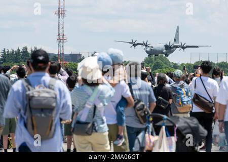 I partecipanti guardano come un C-130J Super Hercules atterra durante il Friendship Festival 2022, alla base aerea di Yokota, Giappone, 22 maggio. Il festival di due giorni è stato un'opportunità per i visitatori di saperne di più sulla partnership bilaterale tra Stati Uniti e Giappone, rafforzando al contempo i legami tra Yokota e le comunità locali. Yokota è stata in grado di ospitare l'evento con il supporto della Japan Self-Defense Force, dei servizi gemelli e della comunità locale. Foto Stock