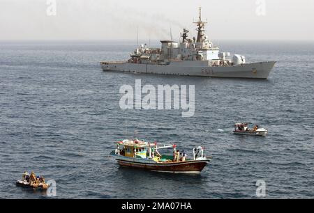 040503-N-7586B-081. [Completa] Caption scena: La fregata della classe Maestrale italiana, IL SUO SCIROCCO (F 573), utilizza una barca rigida gonfiabile Hull (RHIB) (a sinistra) e una barca di servizio per salire a bordo di un dhow locale da pesca (fronte centrale) durante le ricerche conformi. Lo SCIROCCO rimane nelle vicinanze per fornire ulteriore sicurezza e guida alla squadra d'imbarco. La multinazionale Combined Task Force 150 (CTF-150) istituita per monitorare, ispezionare, imbarcarsi e fermare le spedizioni sospette e per perseguire la guerra al terrorismo, comprende operazioni attualmente in corso nel Mare del Nord Arabia per sostenere l'operazione IRACHENA LIBERTÀ. Cou Foto Stock