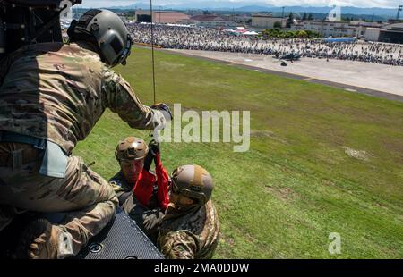 Tecnico. Kevin Bell, ingegnere di volo di 459th Airlift Squadron, aides col. Andrew Campbell, 374th Airlift Wing Commander, e Tech. Mark Rosenboom, 374th supporto operativo Squadron Survival Evasion Resistance Escape Specialist, durante il Friendship Festival 2022, presso la base aerea di Yokota, Giappone, il 22 maggio 2022. Il festival di due giorni è stato un'opportunità per i visitatori di saperne di più sulla partnership bilaterale tra Stati Uniti e Giappone, rafforzando al contempo i legami tra Yokota e le comunità locali. Yokota è stata in grado di ospitare l'evento con il supporto della Japan Self-Defense Force, dei servizi gemelli e dello lo Foto Stock