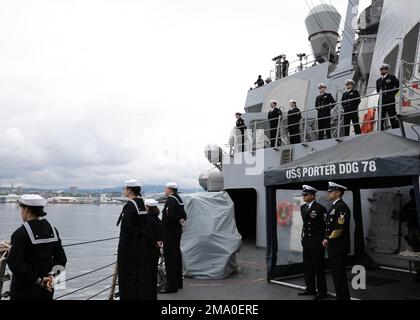 220522-N-DE439-1183 OSLO, Norvegia (22 maggio 2022) i marinai guidano le rotaie a bordo del cacciatorpediniere missilistico guidato di classe Arleigh Burke USS Porter (DDG 78), mentre si recheranno a Oslo per una visita al porto programmata, il 22 maggio 2022. Porter è in fase di distribuzione pianificata negli Stati Uniti Naval Forces Europe area of Operations, impiegato dagli Stati Uniti Sesta flotta per difendere gli interessi degli Stati Uniti, degli alleati e dei partner. Foto Stock