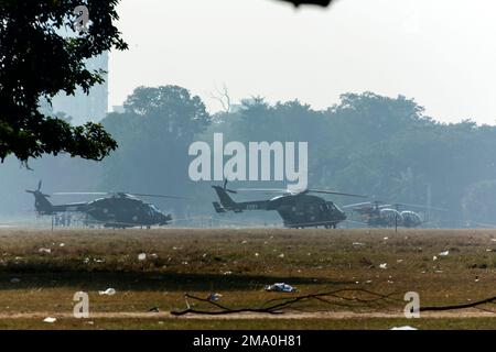 Kolkata, India 15 dicembre 2022. L'elicottero militare è pronto a volare su un terreno in una città. Foto Stock