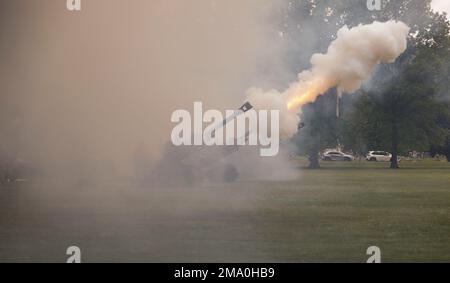 I soldati della Divisione di Fanteria del 28th, gli obici di fuoco durante il 28th° ID Memorial Service a Boalsburg, Pa. I soldati hanno sparato un saluto da 21 cannoni durante il servizio per onorare quei soldati che hanno pagato il sacrificio finale Foto Stock