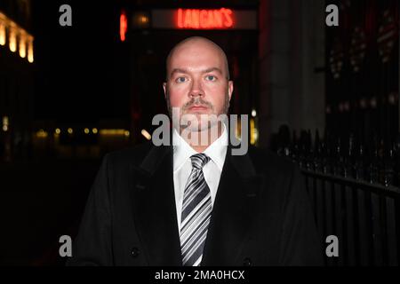 Jonathan Sothcott e Jeanine Sothcott lasciano il Langans Restaurant dopo cena Foto Stock