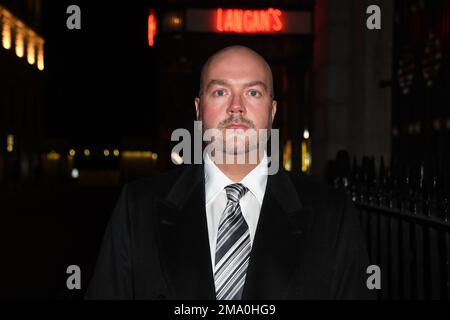 Jonathan Sothcott e Jeanine Sothcott lasciano il Langans Restaurant dopo cena Foto Stock