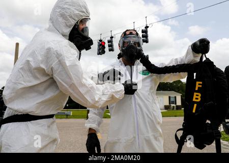 Il Federal Bureau of Investigation (FBI) e il team di supporto civile per la distruzione di massa delle armi della Guardia Nazionale del South Carolina del 48th (WMD-CST), decontaminano in uno scenario durante l'operazione Night Hammer, Tampa, Fl. 22 maggio 2022. I Guardsmen della Florida hanno Unito i loro omologhi fuori dello stato così come i beni federali per l'esercitazione multi di addestramento di giorno. Operation Night Hammer ha permesso al personale di una piattaforma per mostrare le proprie capacità in terra, aria e mare. ( STATI UNITI Foto dell'esercito di N.W. Huertas) Foto Stock