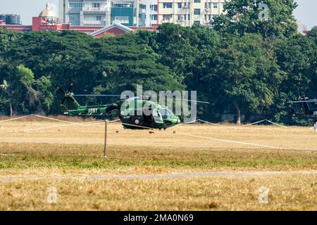 Kolkata, India 15 dicembre 2022. L'elicottero militare è pronto a volare su un terreno in una città. Foto Stock