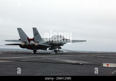 040605-F-9208L-008. [Complete] Scene Caption: A US Navy (USN) F-14D Tomcat Fighter, Fighter Squadron 31 (VF-31), Tomcatters, Naval Air Station (NAS) Oceana, Virginia (VA), cattura il cavo mentre atterra sul portaerei USN Nimitz Class USS JOHN C. STENNIS (CVN 74) dopo un esercizio di impegno sulla gamma militare dell'Alaska. Attualmente lo STENNIS e il suo equipaggio partecipano ad un esercizio militare congiunto NORTHERN EDGE 2004 (NE04) nel Golfo dell'Alaska. Il NE04 include circa 9.000 aerei di riserva e di guardia, soldati, marinai, marines e guardacoste dell'unità Foto Stock