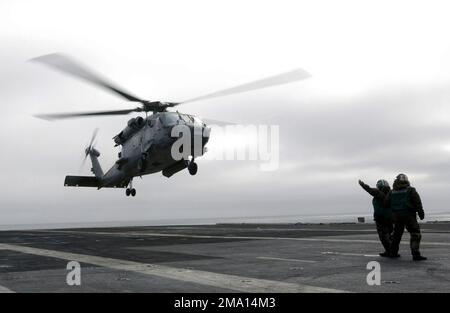 040606-F-9208L-002. [Completa] Scene Caption: A US Navy (USN) SH-60F elicottero Seahawk, elicottero anti-sottomarino Squadron 4 (HS-4), lancia fuori dal ponte di volo della nave portaerei USN Nimitz Class USS JOHN C. STENNIS. Prima di iniziare qualsiasi operazione aerea, un team di ricerca e salvataggio (SAR) deve essere in aria fornendo sorveglianza in caso di incidente. Attualmente lo STENNIS e il suo equipaggio partecipano ad un esercizio militare congiunto NORTHERN EDGE 2004 (NE04) nel Golfo dell'Alaska. Il NE04 include circa 9.000 aerei di riserva e di guardia, soldati, marinai, marines e Coast Gua Foto Stock