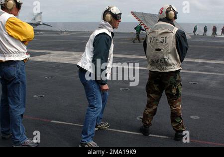 040609-N-0511C-013. [Completa] Scene Caption: Il tenente Governatore dell'Alaska, Loren Leman (centro), osserva le operazioni di volo dal ponte a bordo del portaerei della classe Nimitz USS JOHN C. STENNIS (CVN 74). STENNIS e il vettore imbarcato Air Wing 14 (CVW-14) sono attualmente in mare partecipando all'esercizio NORTHERN EDGE 2004 durante il loro impiego regolarmente programmato. Contemporaneamente STENNIS è una delle sette compagnie aeree coinvolte nell'ESTATE PULSE 2004. SUMMER PULSE 2004 è l'implementazione simultanea di sette gruppi di carrier Strike (CSG), che dimostrano le capacità della Marina t Foto Stock