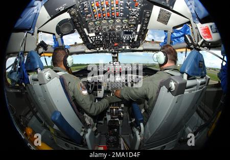 040611-F-3488S-005. [Completa] Caption scena: Illinois Air National Guard (ILANG) Major (MAJ) Ralph Delatour (a sinistra), Aircraft Commander, e ILANG Captain (CPT) Nick Babiak, co-pilota, potenziare il loro ILANG KC-135E Stratotanker per decollare presso Eielson Air Force base (AFB), Alaska (AK), durante l'esercizio NORTHERN EDGE 04. Entrambi i piloti provengono dal 108th Air Refuelling Squadron (ARS), 126th Air Refueling Wing (ARW), Scott AFB, Illinois (il). La missione principale dello Stratotanker è il rifornimento aereo che fornisce supporto agli aerei US Air Force (USAF), US Navy (USN) e US Marine Corps (USMC), oltre a quelli Foto Stock