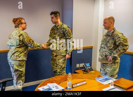 STATI UNITI Adrienne Williams, 521st Air Mobility Operations Wing Commander (a sinistra) riconosce il Senior Airman Hunter Hartford, 727th Air Mobility Squadron Combat Readiness Program Manager (a metà), durante la sua visita a Royal Air Force Mildenhall, Inghilterra, 23 maggio 2022. Hartford è stato uno dei cinque Airmen del 727th AMS che sono stati riconosciuti dal team di comando AMOW 521st per il loro duro lavoro e la dedizione che aiuta il 727th AMS ad accelerare la rapida mobilità globale per proteggere e proteggere gli interessi degli Stati Uniti e degli alleati. Foto Stock