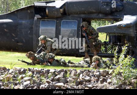 040614-F-3488S-002. [Completa] Caption scena: US Marine Corps (USMC) Marines da Marine Security Element (MSE), India Company (i CO), 3rd Battaglione (BN), 3rd Marines, Marine Corps base Hawaii (MCBH) Kaneohe Bay, Hawaii (HI), debark da un esercito degli Stati Uniti (USA) UH-60 Blackhawk (Black Hawk), Alpha Company (Co), 4th Aviation Theater, 123rd (4-123rd Aviation Regiment), Fort Wainwright Army Post, Alaska (AK), durante l'esercizio NORTHERN EDGE 04. I Marines stanno conducendo l'addestramento delle operazioni militari in terreno urbano (MOUT), nell'area di addestramento della città di combattimento, a Fort Wainwright. NORTHERN EDGE È UN Foto Stock