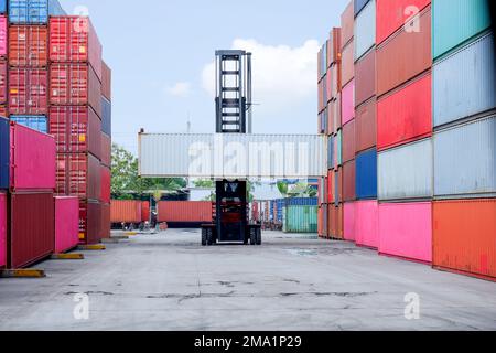 container contenitore per spedizione carrello elevatore per imballaggio e trasporto Foto Stock