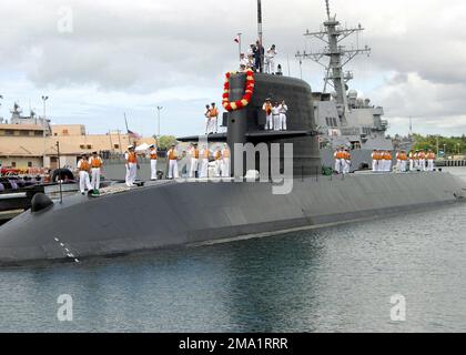 040622-N-5066C-001. [Complete] Scene Caption: Marinai della Japanese Maritime Self-Defense Force (MSDF) a bordo della Japanese Defense Ship (JDS) sottomarino della classe Oyashio Narushio (SS 595) preparati a sbarcare il sottomarino come arriva per una chiamata portuale a Pearl Harbor, Hawaii. Il Giappone è uno dei numerosi paesi che partecipano all'esercizio Rim of the Pacific (RIMPAC) 2004 di quest'anno. RIMPAC è il più grande esercizio marittimo internazionale nelle acque intorno alle isole hawaiane. Questo esercizio include sette nazioni partecipanti: Australia, Canada, Cile, Giappone, Corea del Sud, Regno Unito e t Foto Stock