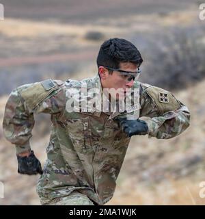 Un soldato assegnato a 4th divisione fanteria corre su una collina, il 23 maggio 2022, durante l'evento di allenamento fisico di Ivy Week Utah Beach, a Fort Carson, Colorado. Le unità dovettero raccogliere i loro soldati e le loro attrezzature al punto di svolta con una responsabilità del cento per cento. Foto Stock