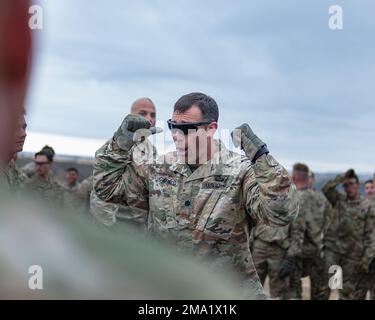 Un soldato assegnato a 4th divisione fanteria dirige le persone a scendere in collina, il 23 maggio 2022, durante l'evento di addestramento fisico di Ivy Week Utah Beach, a Fort Carson, Colorado. L'evento è stato in onore dell'INF 4th. Divisione soldati che hanno stormato Utah Beach, 4 giugno 1944 in Normandia, Francia. Foto Stock