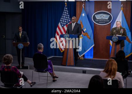 Il Segretario della Difesa Lloyd J. Austin III e il Presidente dei Capi congiunti di Stato maggiore, il Gen. Mark Milley ha fatto un breve resoconto sui media a seguito di un incontro del Gruppo di contatto della Difesa ucraino nella Briefing Room del Pentagono, Washington, D.C., 23 maggio 2022. (Foto DOD di U.S. Tecnologia Air Force. Levigatrici a pressione) Foto Stock