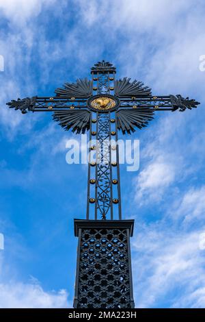 Vista dall'angolo basso dell'antica Croix de Fer o della Croce di ferro, nota anche come Mission Cross, su sfondo cielo blu, Montpellier, Francia Foto Stock