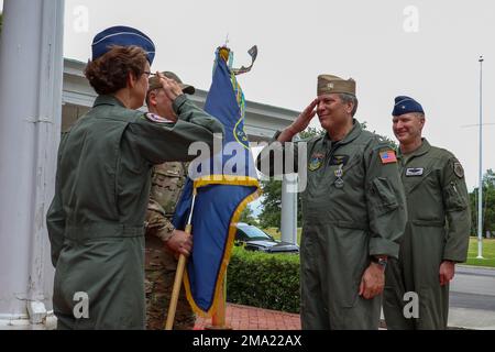 220523-D-CJ362-1165 NORFOLK, VIRGINIA (23 maggio 2022) ADM posteriore Paul C. Spedero, Stati Uniti Navy, comandante, Joint Enabling Capabilities Command (JECC), è sollevato dal comando del Gen. Jacqueline Van Ovost, Stati Uniti Air Force, comandante, Stati Uniti Comando di trasporto, durante una cerimonia di cambio di comando a bordo della Stazione Navale di Norfolk. Spedero ha passato il comando a Brig. Gen. Stephen F. Jost. La missione del JECC è fornire pianificatori, specialisti degli affari pubblici e capacità di comunicazione ai Combatant Commander per consentire la rapida istituzione di un quartier generale della forza congiunta o a sostegno di altre missioni, l'exer Foto Stock